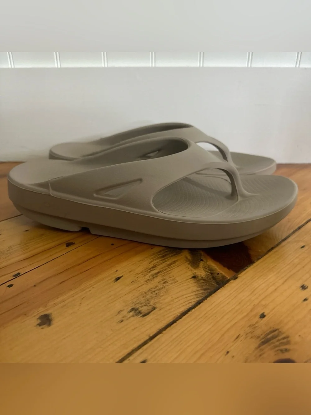 Oofos Ooriginal Flip Flop Thong Sandals Mens 12 Womens 14 Beige Recovery Comfort